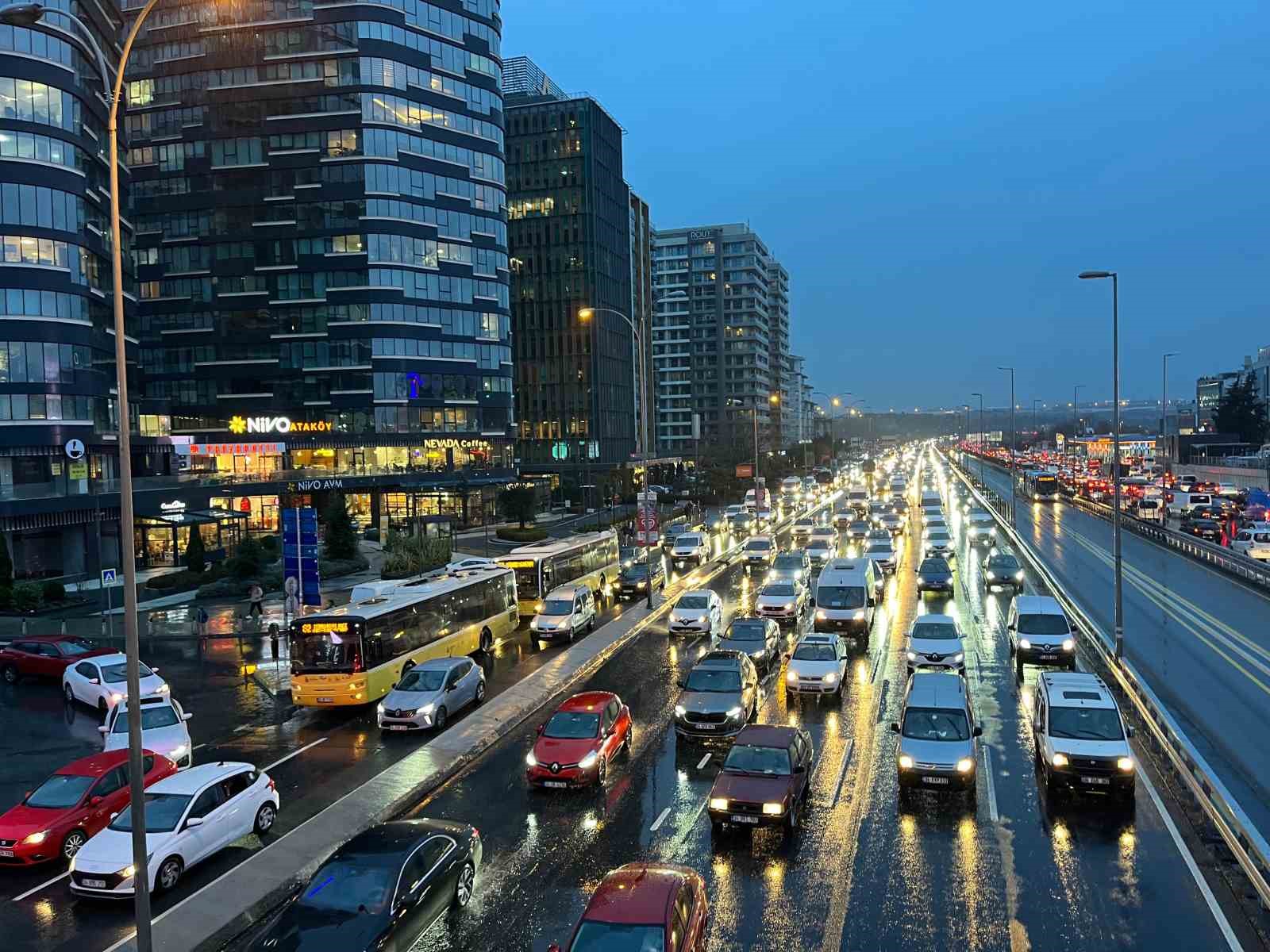 İstanbul’da trafik yoğunluğu yüzde 90’a ulaştı
