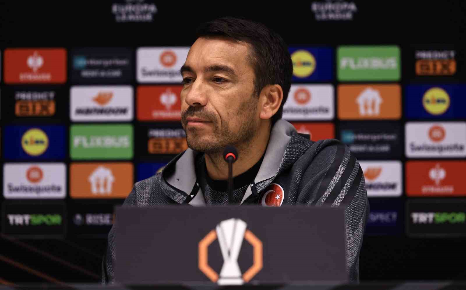 Bronckhorst: "Galip gelmek için buradayız"
