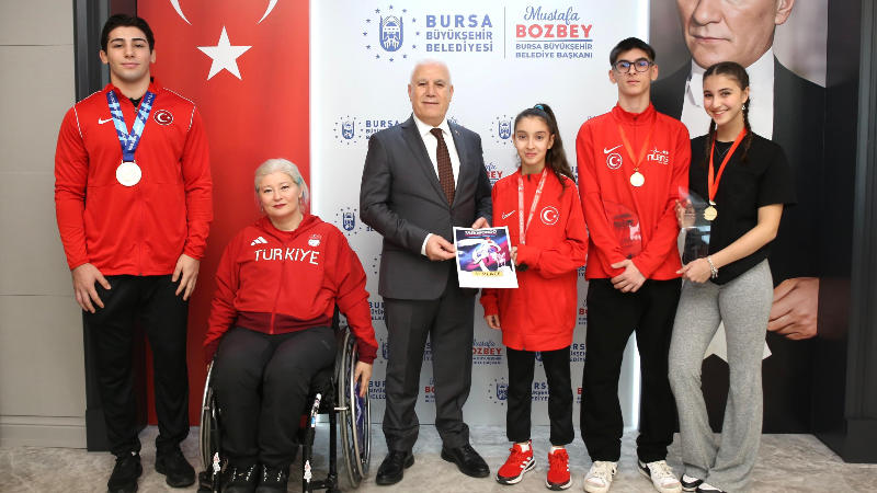 Şampiyon sporculardan Başkan Bozbey’e ziyaret